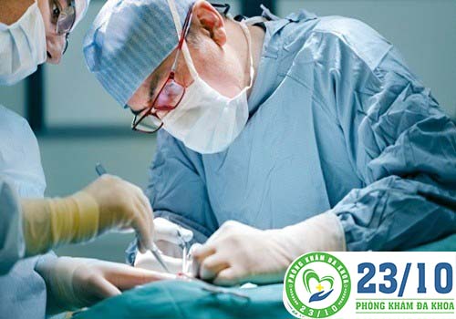 hỗ trợ điều trị thai ngoài tử cung bằng thủ thuật chỉ áp dụng đối với thai có kích thước to khiến thai phụ vô cùng đau đớn, xuất huyết ồ ạt.