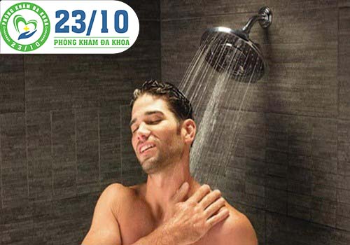 Tắm vòi hoa sen giúp phòng tránh viêm đường tiết niệu tái phát