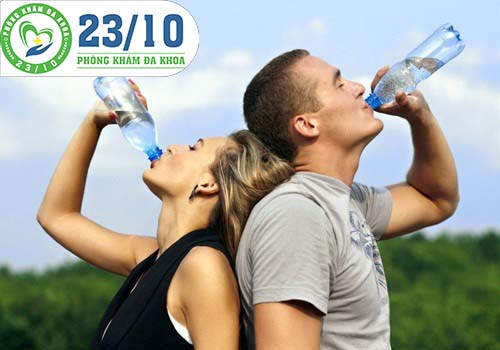 Uống đủ nước giúp phòng tránh nứt hậu môn